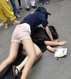 打架现场吃瓜女友拉走,女友巧妙拉走吃瓜群众，揭秘打架现场幕后真相