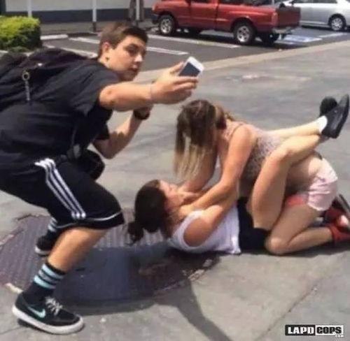 打架现场吃瓜女友拉走,女友巧妙拉走吃瓜群众，揭秘打架现场幕后真相