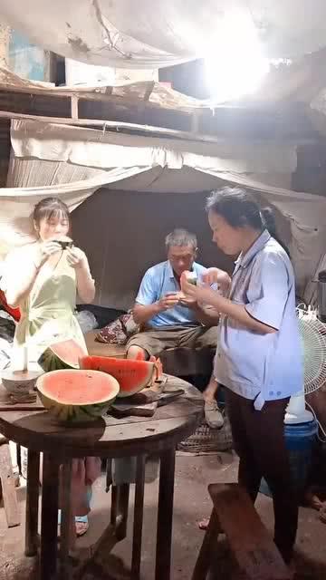 梦见和父亲一起吃小瓜,与父亲共享小瓜的温馨回忆