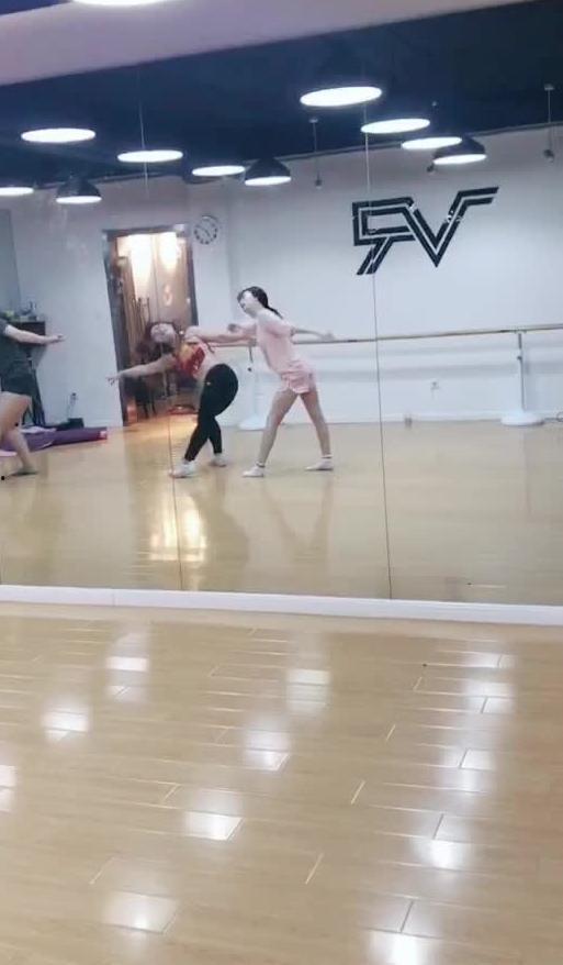 吃瓜跳舞直播视频,欢乐互动，嗨翻网络