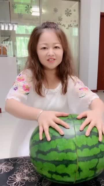 小孩吃瓜像血,揭秘小孩吃瓜的惊悚真相