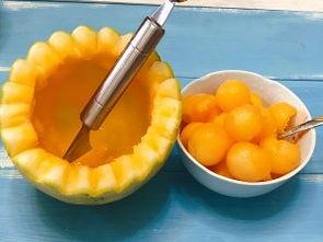 吃蜜瓜和坚果,夏日健康美味双享