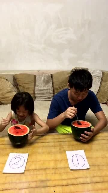 吃瓜抓母亲,背后故事令人唏嘘