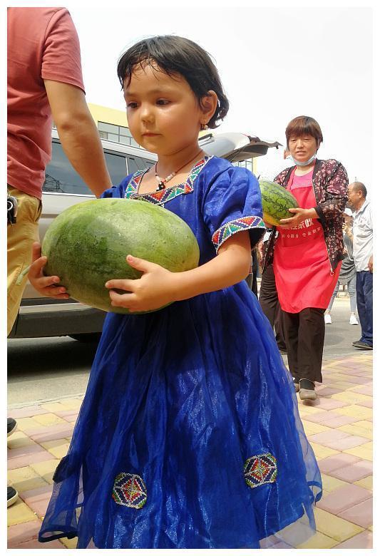 蒙古吃瓜,传统与现代的交融