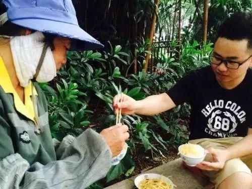 南宁小伙吃瓜事件,一场吃瓜引发的社交风暴