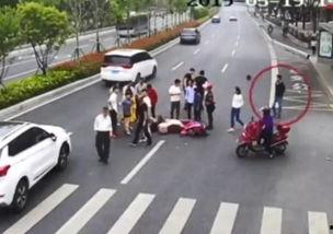 大哥路上吃瓜车祸,惊心动魄瞬间引关注