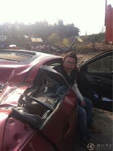 大哥路上吃瓜车祸,惊心动魄瞬间引关注