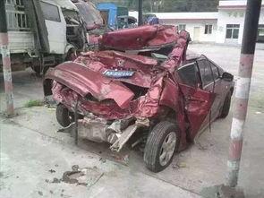 大哥路上吃瓜车祸,惊心动魄瞬间引关注