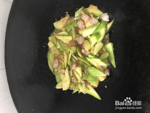 洋葱炒小瓜晚上吃胖吗,增肥风险几何？”