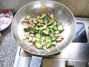 洋葱炒小瓜晚上吃胖吗,增肥风险几何？”