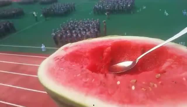 梦到跟妹妹吃瓜