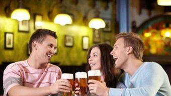 喝酒睡觉吃瓜视频,一幕轻松休闲的日常时光