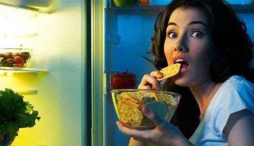 喝酒睡觉吃瓜视频,一幕轻松休闲的日常时光