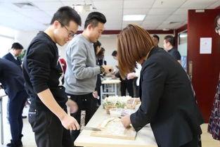 律师咨询现场吃瓜,吃瓜群众围观，法律知识普及新方式