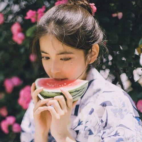 头像女手绘吃瓜,描绘夏日悠闲时光
