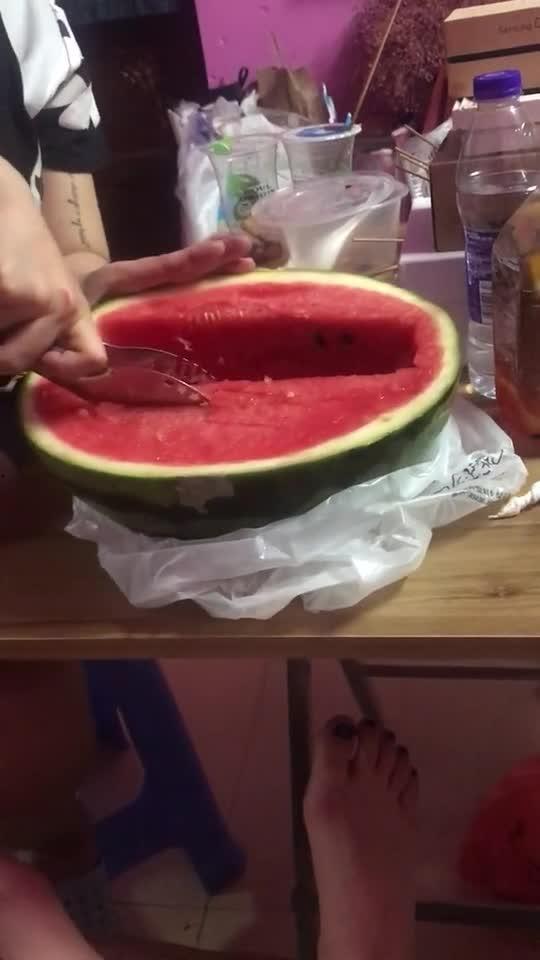 宿舍喝酒吃瓜,酒香瓜甜，青春不设限