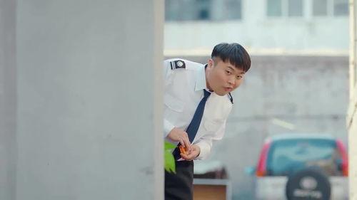 女保安吃瓜,揭秘职场八卦背后的真相