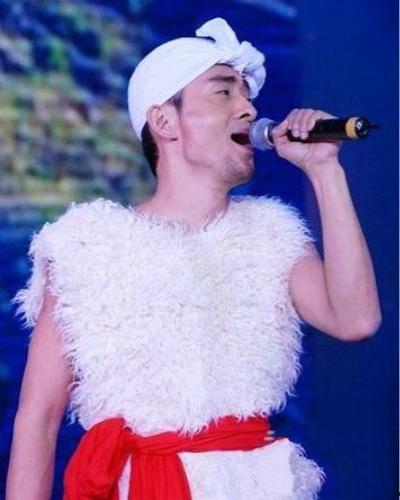 云南小伙唱歌吃瓜事件,意外走红网络